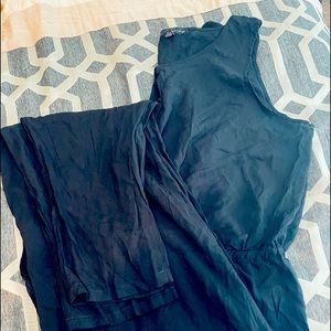 Sleeveless black jumper!!!